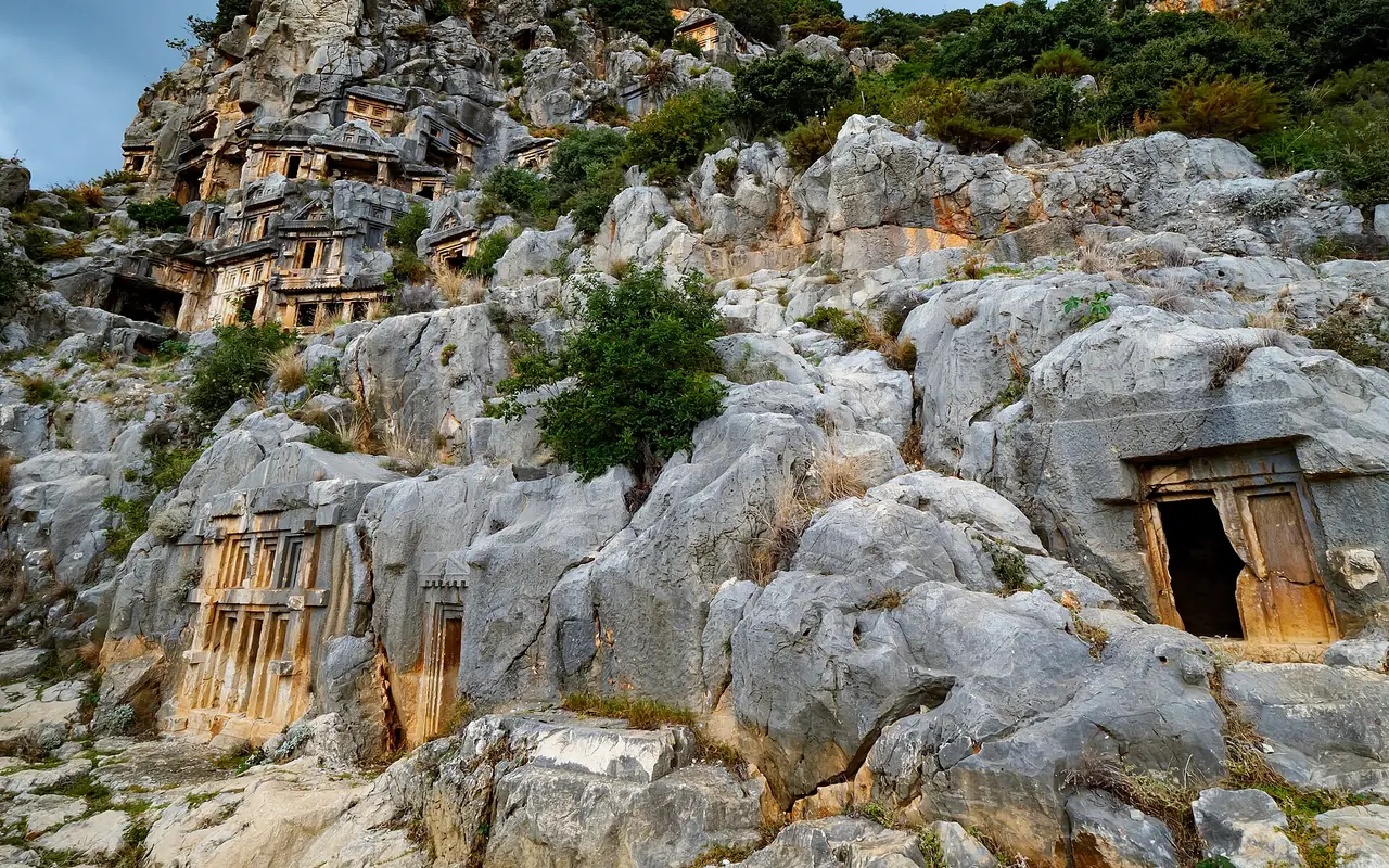 Demre’deki antik Myra kaya mezarları ve kayalık yamaç